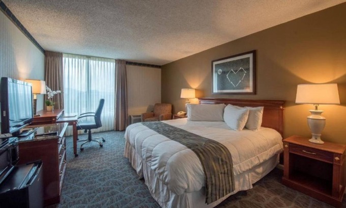 Cheat Lake Apartment | Tranquil Studio at Lakeview Golf Resort Hotel w BBQ