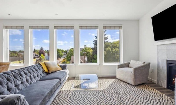 Buckman Neighborhood Apartment | Tranquil Urban Retreat - The Dorian Loft 504