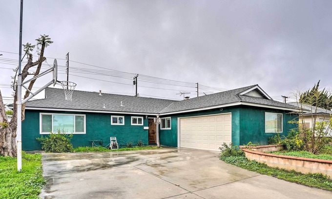 Fountain Valley House | Tranquil Vacation Home - 7 Mi to Disneyland!