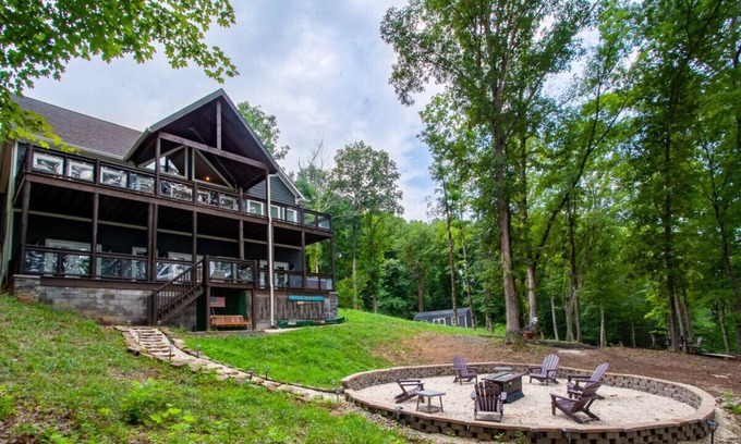 Sevierville House | Tranquility Paradise - River View & Hot Tub!