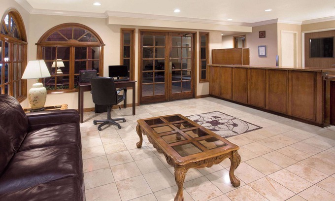 Downtown Hotel | Travelodge by Wyndham Costa Mesa Newport Beach Hacienda