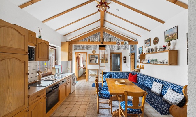 Heitlern Apartment | Treat yourself to some time out in the Allgäu and this cozy vacation apartment with sleeping loft.