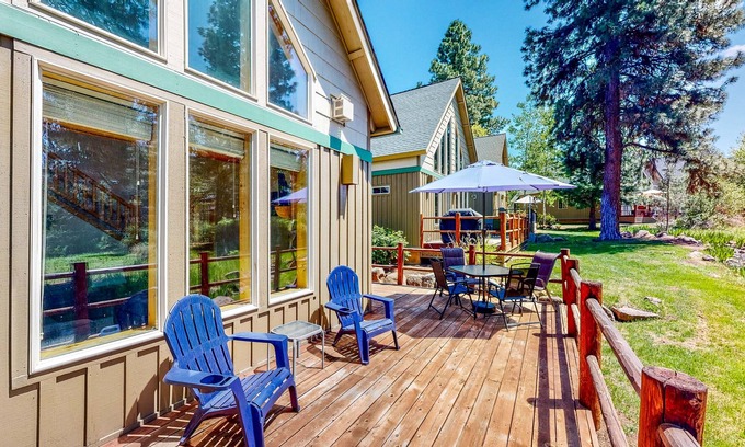 Klamath Falls House | Tree-Lined Cabin - Large Deck & Pool Access