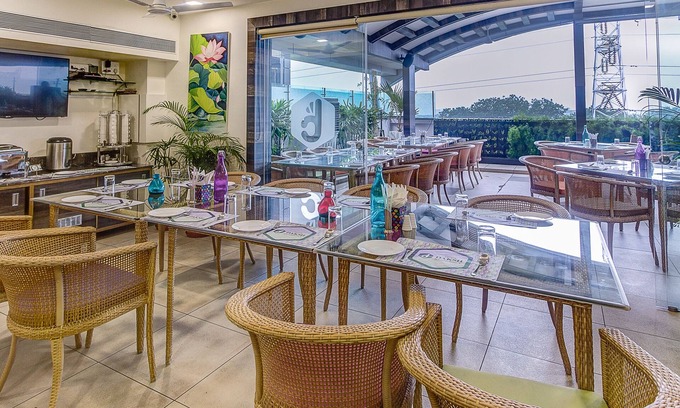 Vijay Nagar Hotel | Treebo Daksh Residency