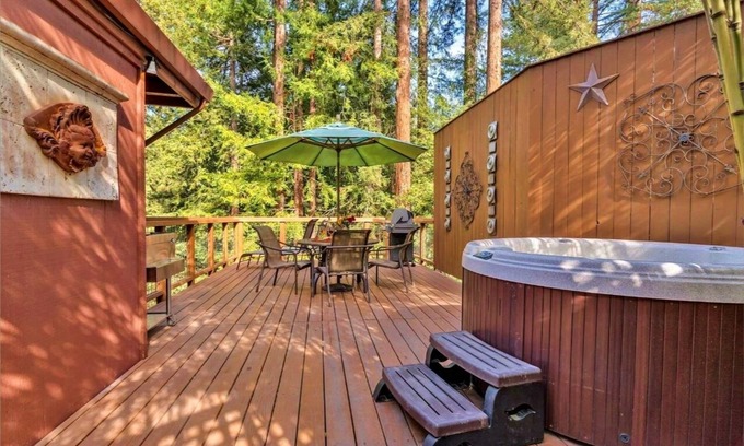 Guerneville House | TreeFort~Bright and Fun Forest Cabin! Smarthome! EV Charger!HtTb,Decks,Pup
