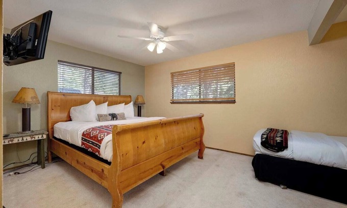 Kingswood Estates House | Treehaus | Hot Tub & Pool Table Near Beach, Hiking & Biking!