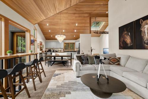 Black Butte Ranch House | Treehouse Cabin Hot Tub Sauna Game Room