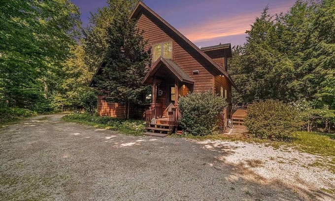 Frankfort House | Treehouse feel, sleeps 10! Near Crystal Lake’s South Shore public beach and CSA.