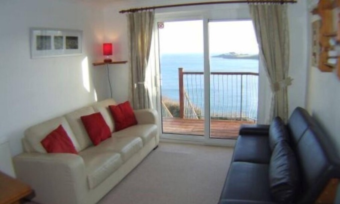 Portmellon Apartment | Treloen Apartment 6 - Clifftop Apartment in Mevagissey with 'Wow' seaviews