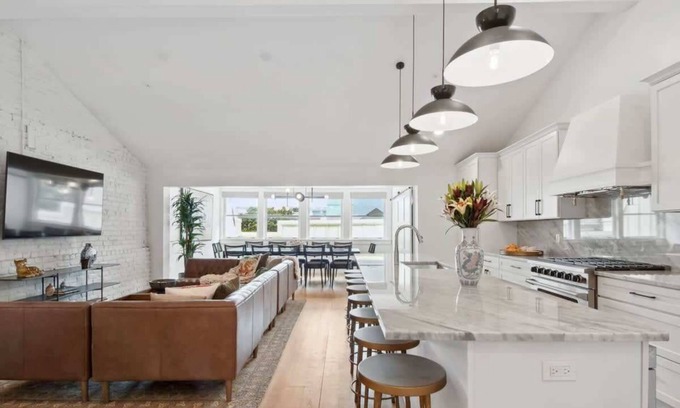 Central Business District Hotel | Trendy CBD Condo | Near French Quarter