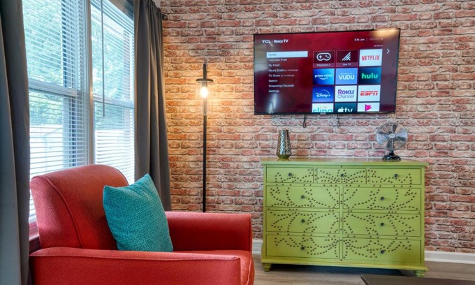 Charlotte Apartment | Trendy Escape ◉ California King bed awaits!