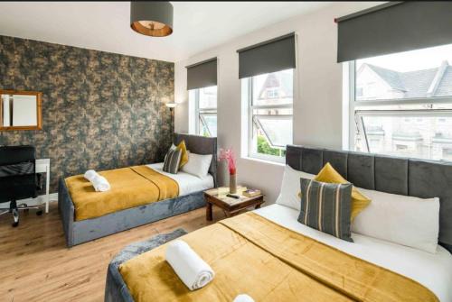 Childs Hill Apartment | Triple room with sharing bathroom