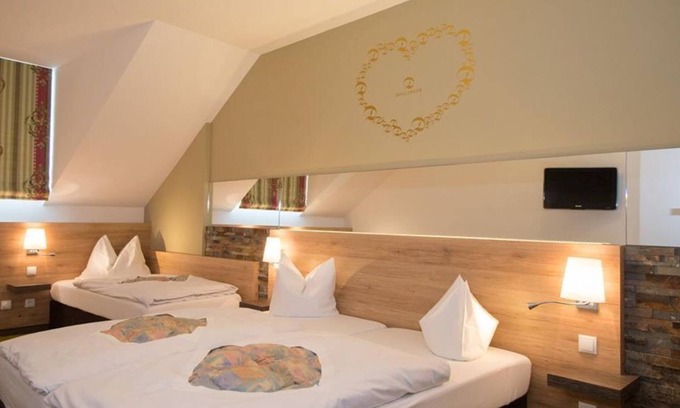 Muehlau Hotel | Triple room with shower, WC - Hotel Dollinger