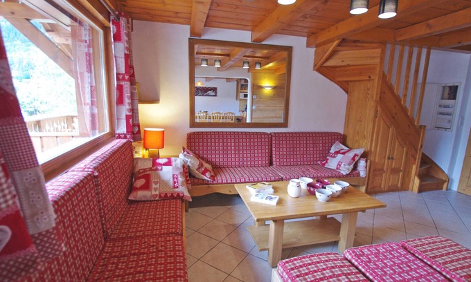Champagny-en-Vanoise Ski Chalet | Triplex in Champagny-en-Vanoise for 12 people, 6 rooms, hotel services included, parking