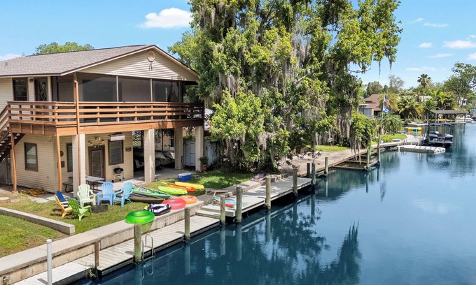 Weeki Wachee Gardens House | Tropical Escape: Kayaks, Dock, Direct Gulf Access, Ideal for Large Boats!