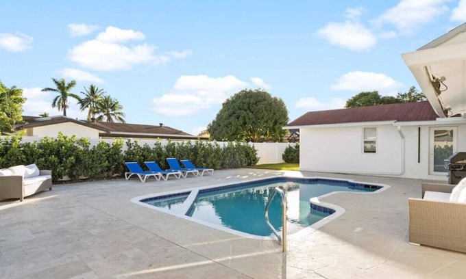 Pembroke Pines Villa | ποΈ Tropical Escape: Captivating 5BR/3 Villa with Guest House and Heated Pool π΄π