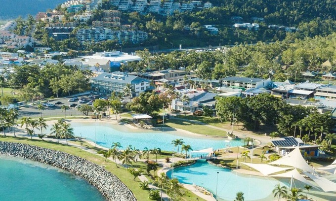 Airlie Beach Apartment | Tropical Marina views couples getaway