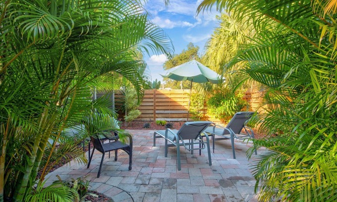Gillespie Park House | Tropical Oasis in Gillespie Park