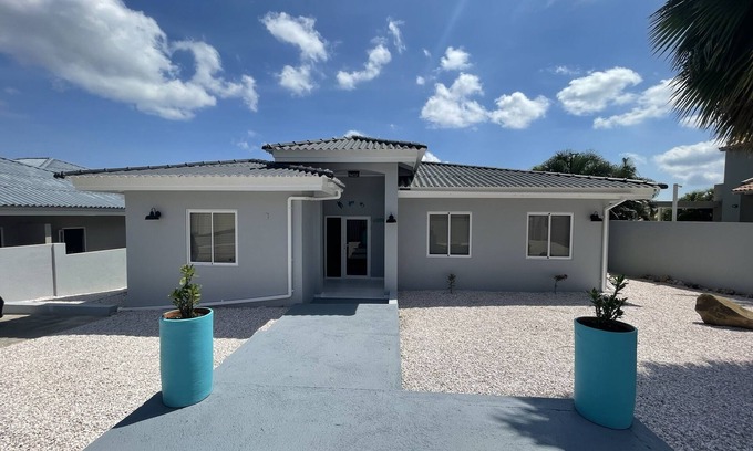 Grote Berg House | Tropical Oasis-Spacious home, pool & sea views! Water and electricity included.