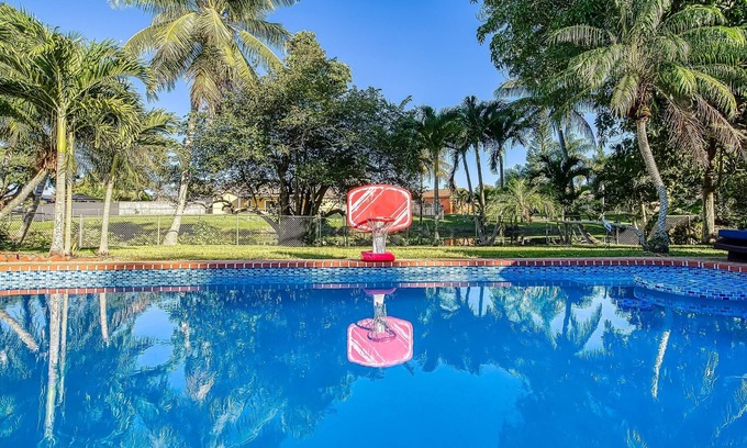 Cooper City Villa | Tropical Oasis with Heated Salt Water Pool & Bar!