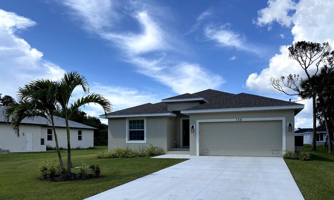 Rotonda Heights House | Tropical Paradise Close to Five Beautiful Beaches