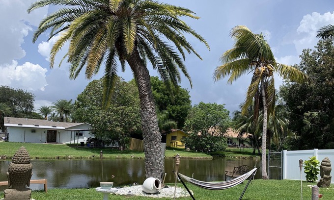 Hallandale Beach Cottage | ☀️Tropical Pool&Water🌸Garden KingBed o 2 twins Best Sunset, Beach BBQ,Shop,Dine