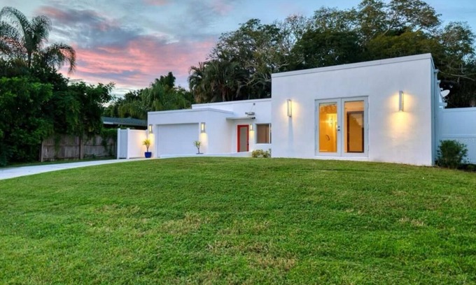 Vamo House | Tropical Shores Retreat - 10 Minutes to Siesta Key Beach