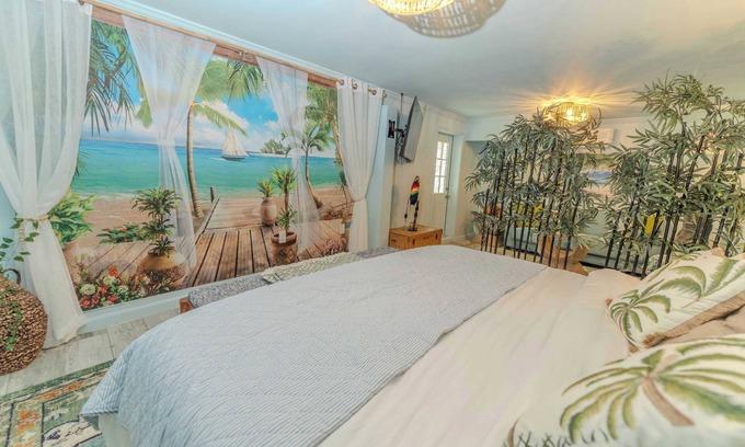 Biggar Villa | Tropical Studio with Pool & Lake Access!