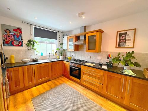 Bangor Apartment | True Colours Apartment in Central Location