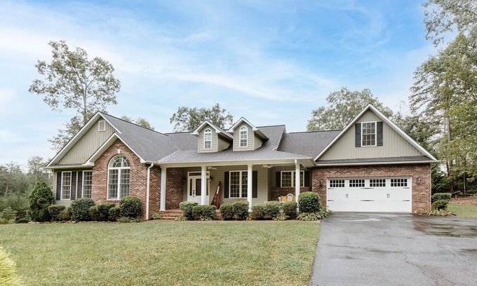 Tryon House | Tryon -Mins to TIEC-Ideal Location for Equestrians
