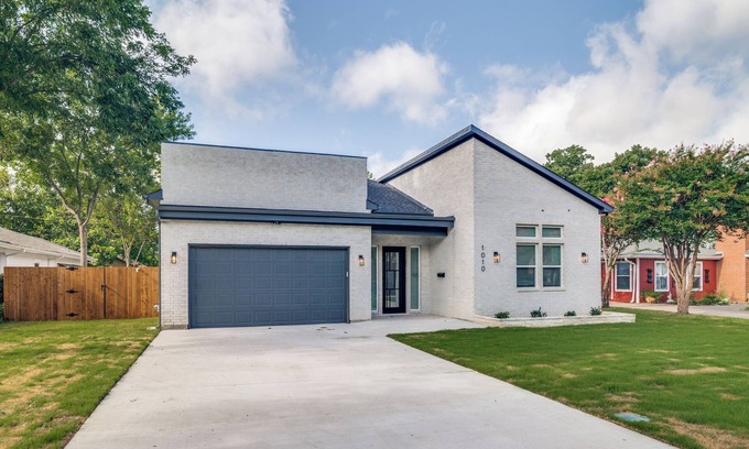 Garland House | Tucked away New construction Home near Garland Downtown area