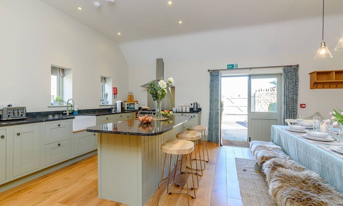Dyrham Cottage | Tull - sleeps 8 guests in 4 bedrooms