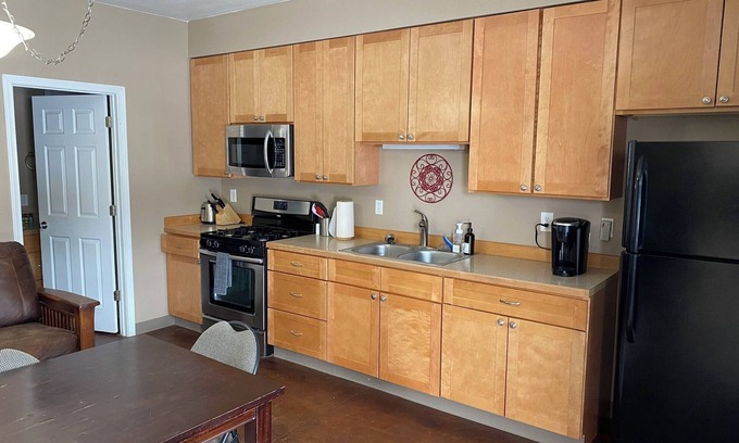 Tok Apartment | Tundra Apt #2-Modern Comfort in the Last Frontier (For families or casual travelers)
