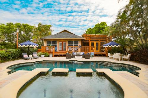 Dunedin House | Tuscan Breeze - Pool, Beach, Games, Dog Park, Movies