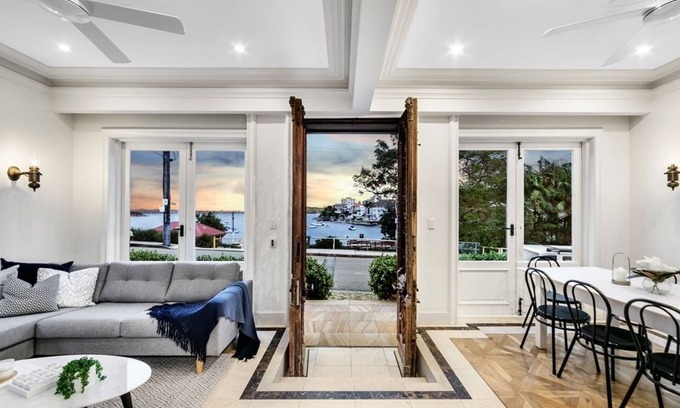 Manly Apartment | Tuscan Villa Little Manly, Beach front Apartment