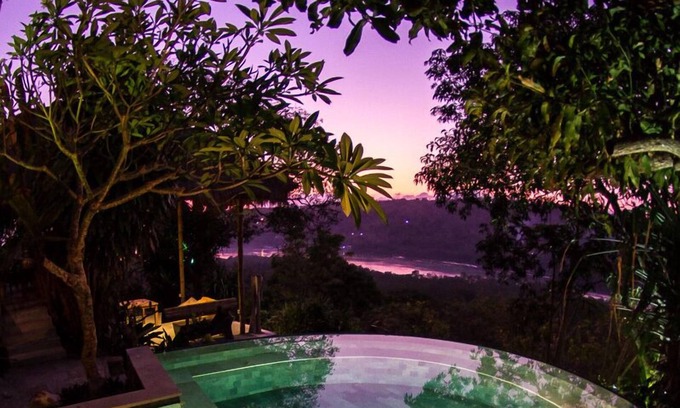 Mushroom Bay Hotel | Twin Island Villas & Dive Resort