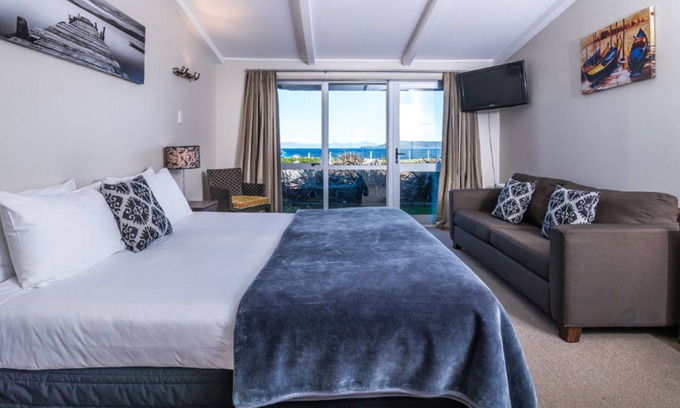 Taupo Hotel | Twin Peaks Lakeside Inn