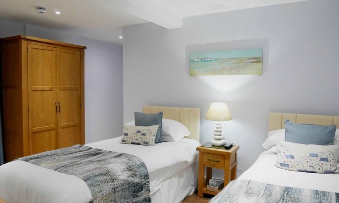 Mumbles Bed & Breakfast | Twin Superior Room Ensuite@Norton House Hotel