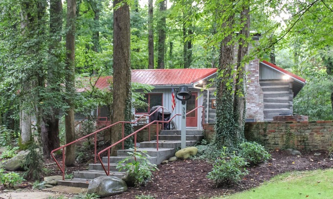 Pittman Center Cottage | Twin Trees: Charming Family Getaway in the Smokies