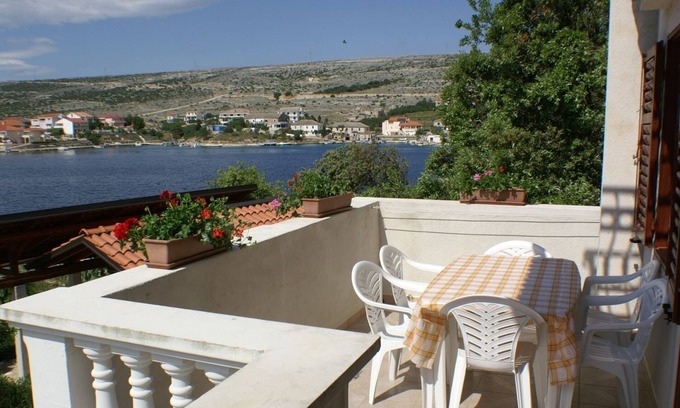 Simuni Apartment | Two bedroom apartment near beach Šimuni, Pag (A-236-d)