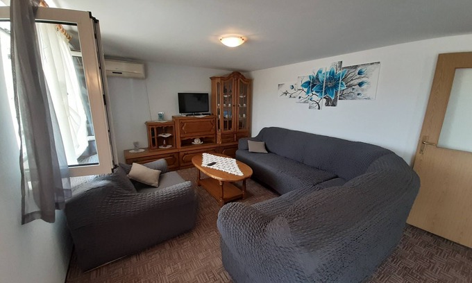 Vinisce Apartment | Two bedroom apartment with balcony and sea view Vinišće, Trogir (A-6117-a)