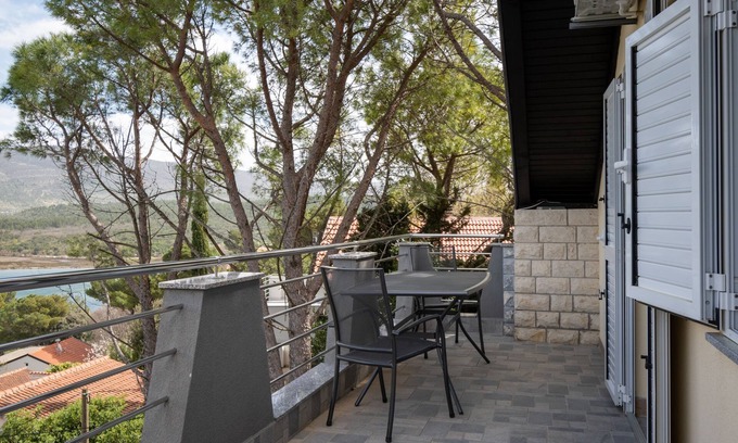 Donji Karin Apartment | Two bedroom apartment with terrace and sea view Donji Karin, Novigrad (A-22350-b)
