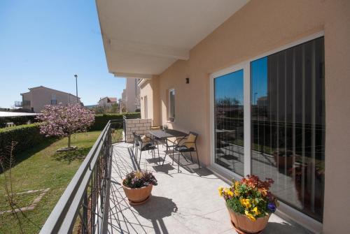 Kastel Stafilic Apartment | Two-bedroom apartment with garden