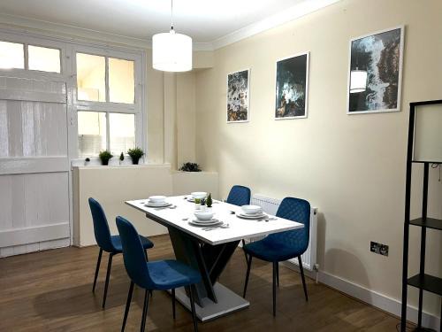 Merton Apartment | Two Bedroom Holiday Home