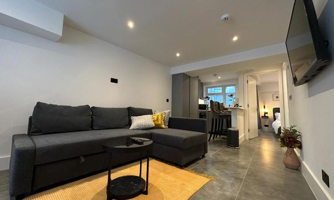 Brondesbury Apartment | Two Bedroom House In Kilburn