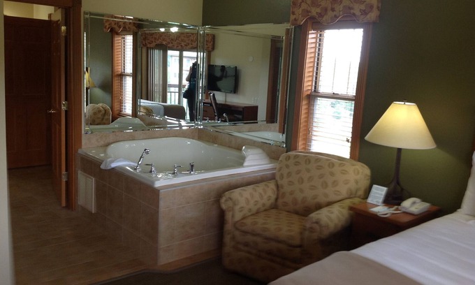 Branson Villa | Two bedroom villa sleeps 6