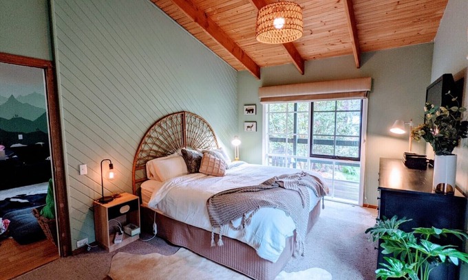 Sawmill Settlement House | Two Mountains Lodge. Modern, homely alpine retreat with salt spa. Mt.Buller base