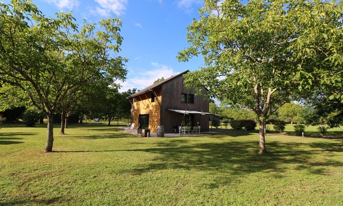 Saint-Vincent-de-Cosse Cottage | TWO RENOVATED TABACCO BARNS WITH HEATED POOL, AC & SPEED WIFI - river 800m away