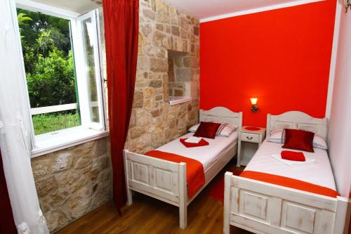 Sveti Filip i Jakov House | Two rustikal apartments in Vila 'U Kali' close to the beach, reserved parking place
