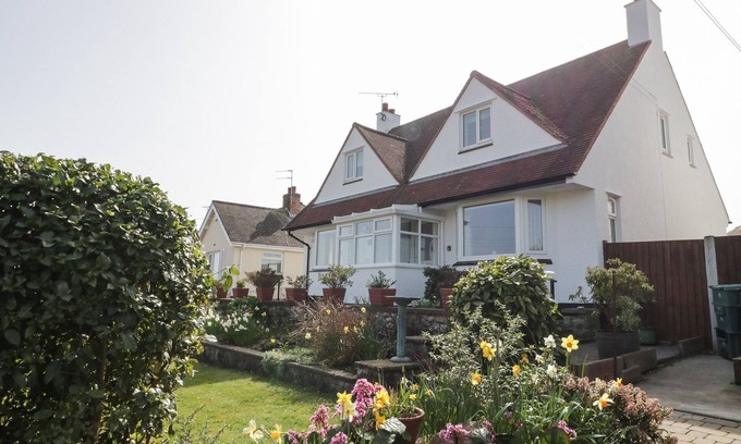 Penrhyn Bay Cottage | TY CAEREDIN, pet friendly, country holiday cottage in Penrhyn Bay